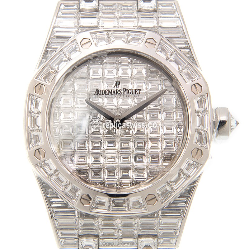 Elegant Audemars Piguet ROYAL OAK Quartz Replica in 18kt White Gold, Silver Dial & Diamond-Clasp